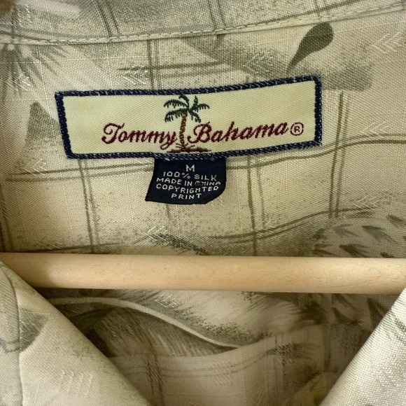 Tommy Bahama Size M 100% Silk Men’s Hawaiian Shirt casual Button Up Coconuts - Picture 3 of 5